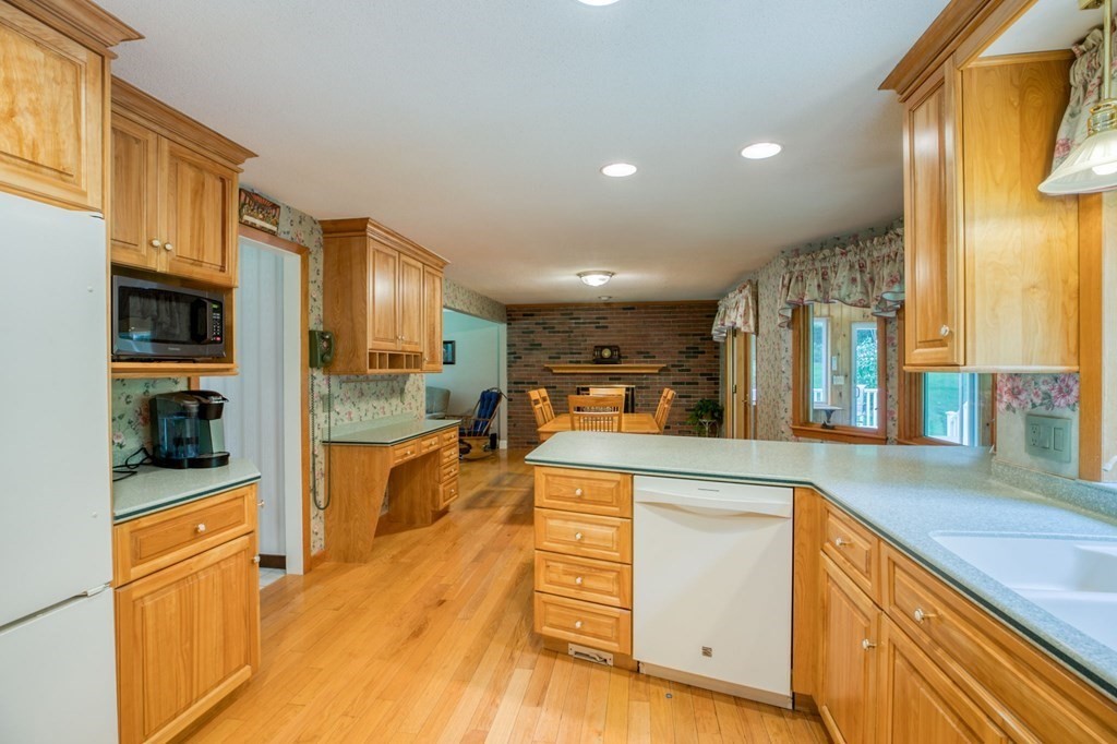 385 Lancaster Avenue West Springfield, MA 01089 - Photo 4 of 37 Gallery Image 4