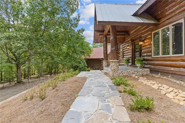 a view of a pathway with a house