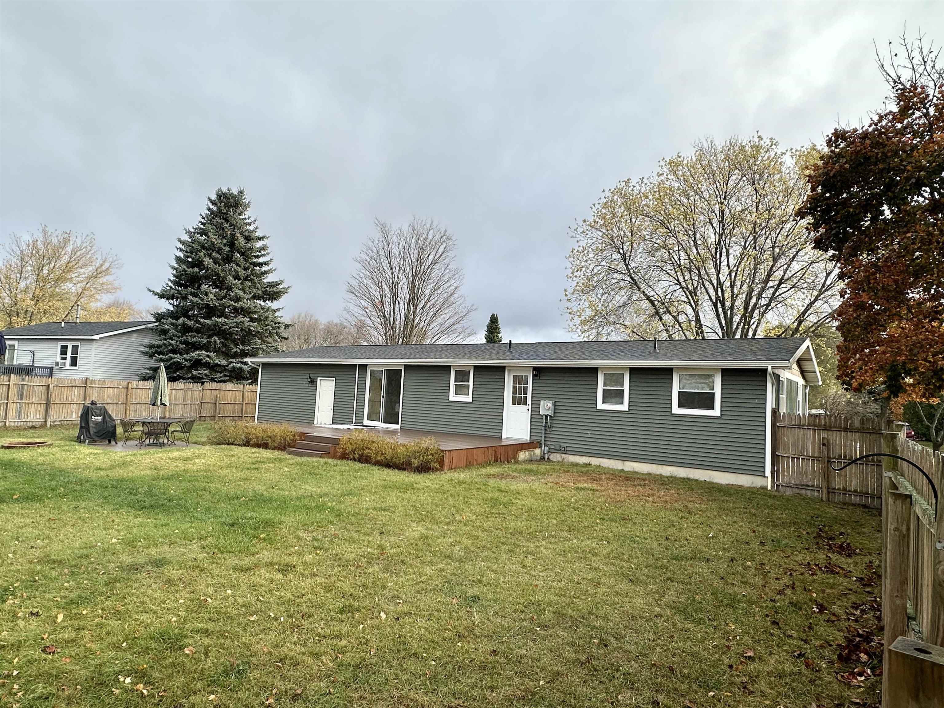 1908 Radcliff Road Traverse City, MI 49685 - Photo 4 of 41