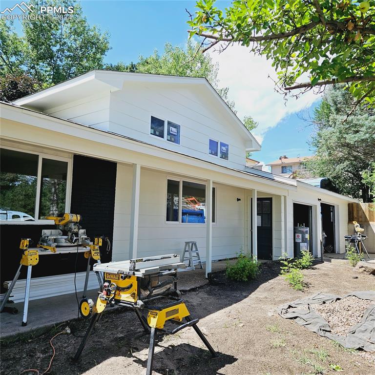 a view of a house with backyard and sitting area