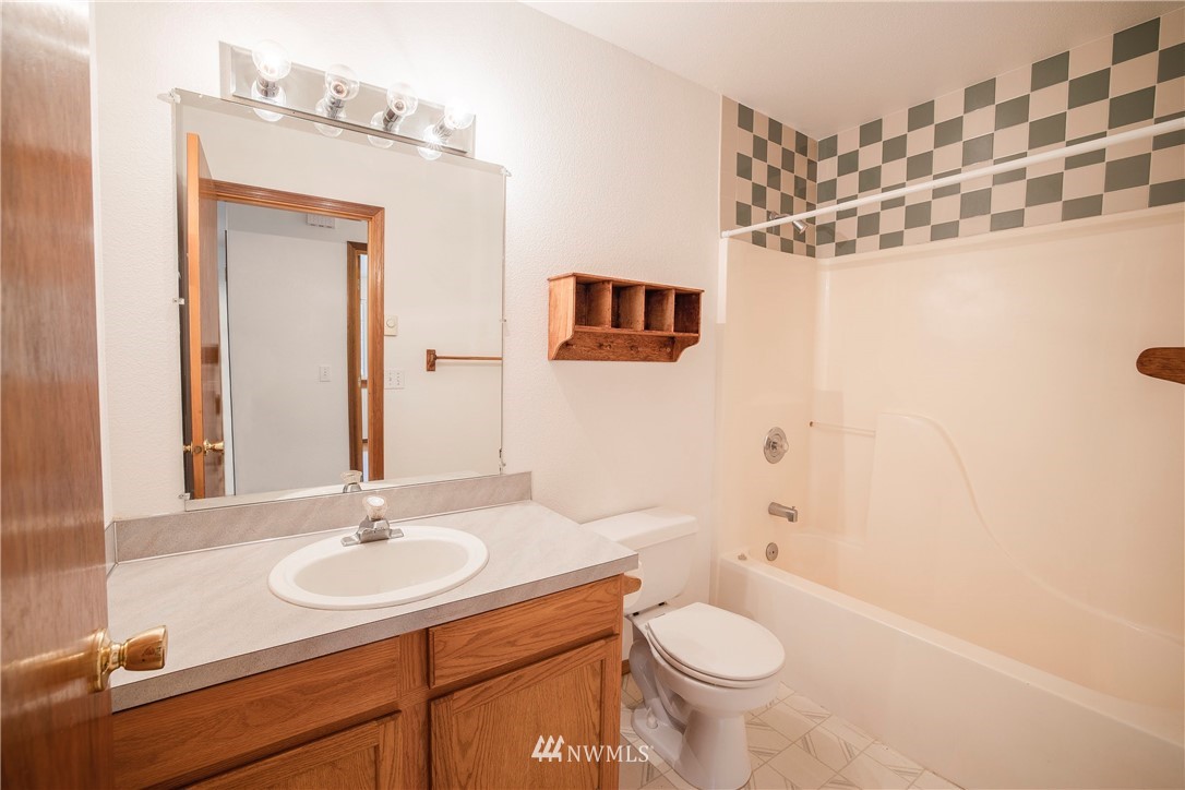 20 East Rd Of Tralee Shelton, WA 98584 - Photo 15 of 18 a bathroom with a sink and a mirror