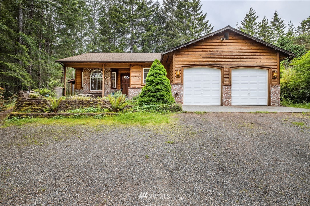 20 East Rd Of Tralee Shelton, WA 98584 - Photo 16 of 18 a front view of a house with garden