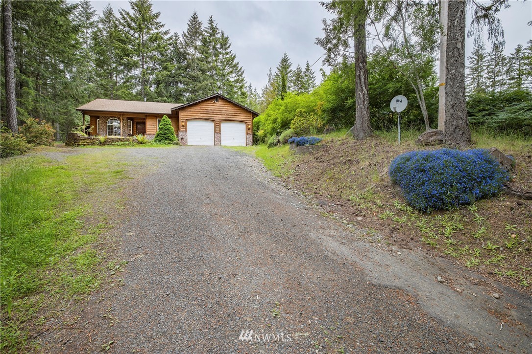 20 East Rd Of Tralee Shelton, WA 98584 - Photo 3 of 18 a front view of a house with garden
