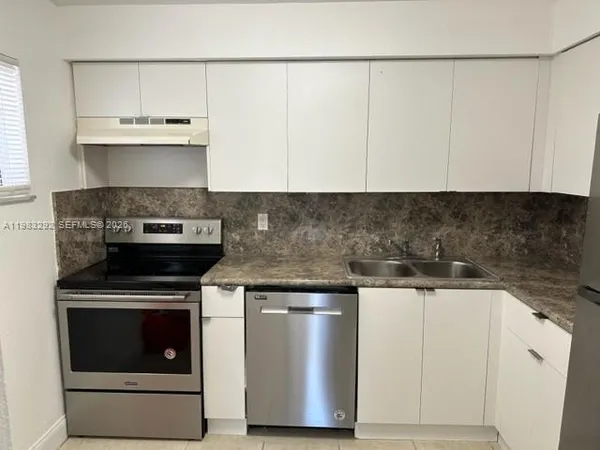 $2,000 | 4255 North University Drive, Unit 215, Sunrise, FL 33351