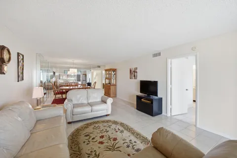 $140,000 | 4725 Lucerne Lakes Boulevard East, Unit 110, Lake Worth, FL 33467