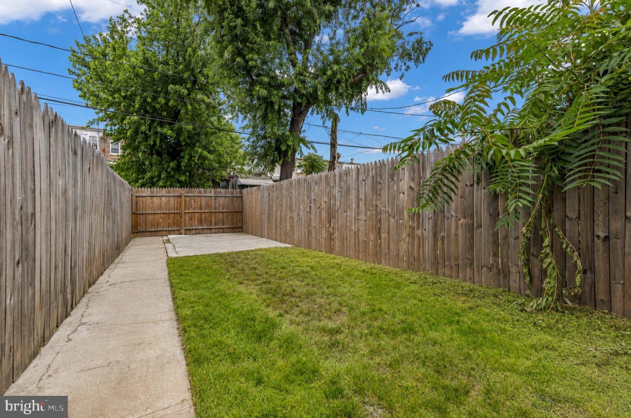 1622 Hazel Street Baltimore, MD 21226 - Photo 10 of 40 Private oasis with lush greenery