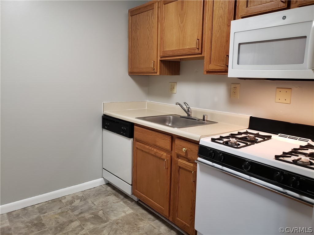 5612 Crenshaw Road, Unit 1113 Richmond, VA 23227 - Photo 18 of 19 a kitchen with a stove and a microwave
