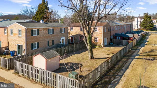 a view of a house with backyard