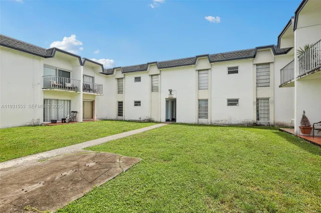 a view of a house with backyard