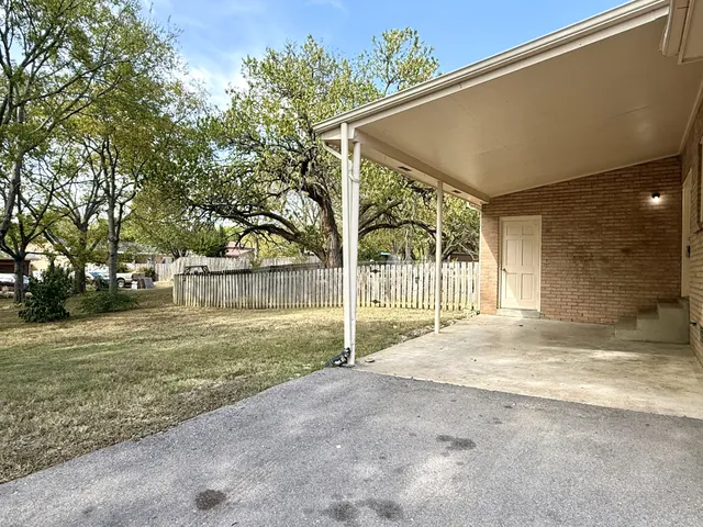 a view of back yard of the house