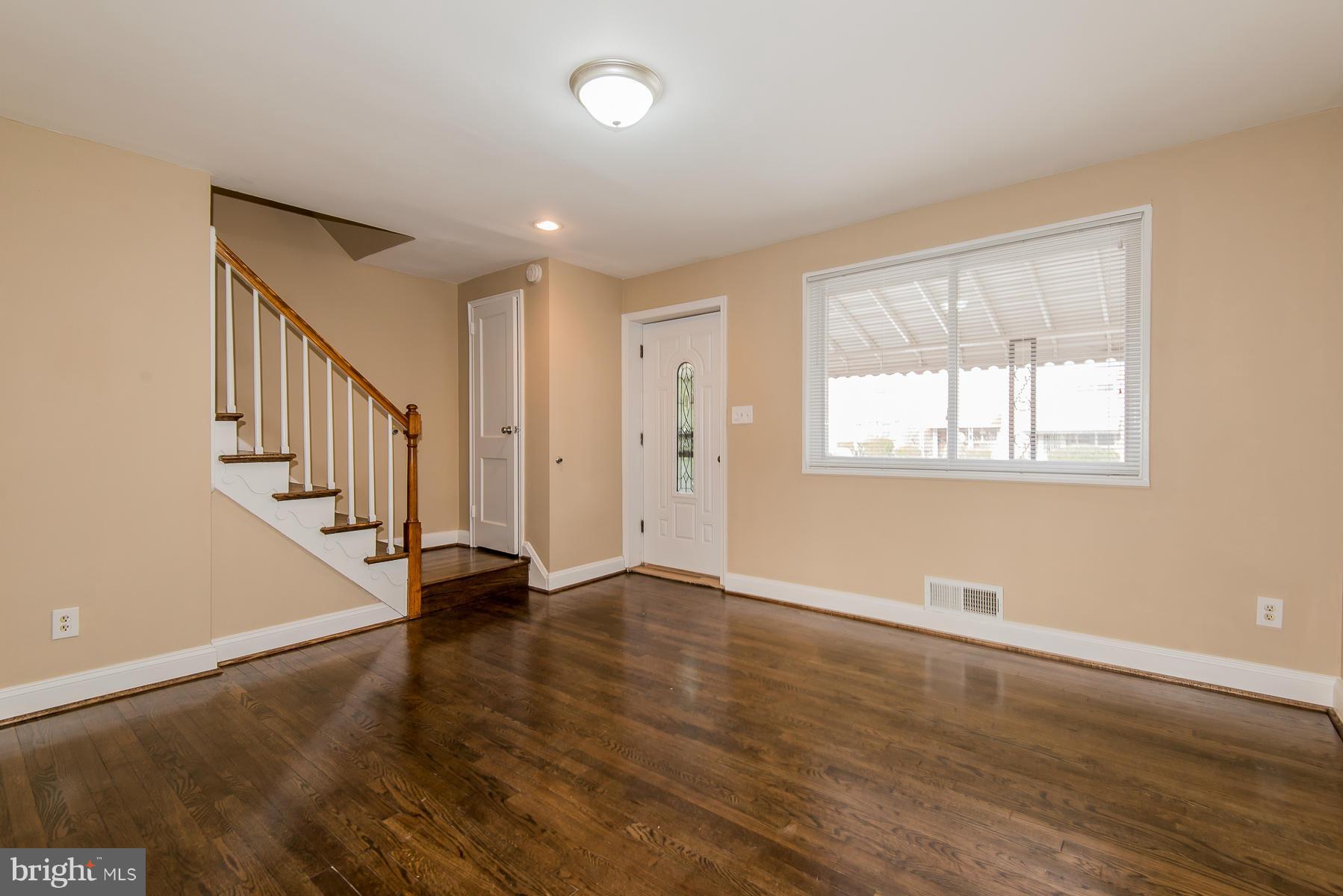 5431 Whitlock Road Baltimore, MD 21229 - Photo 2 of 28 Living Room