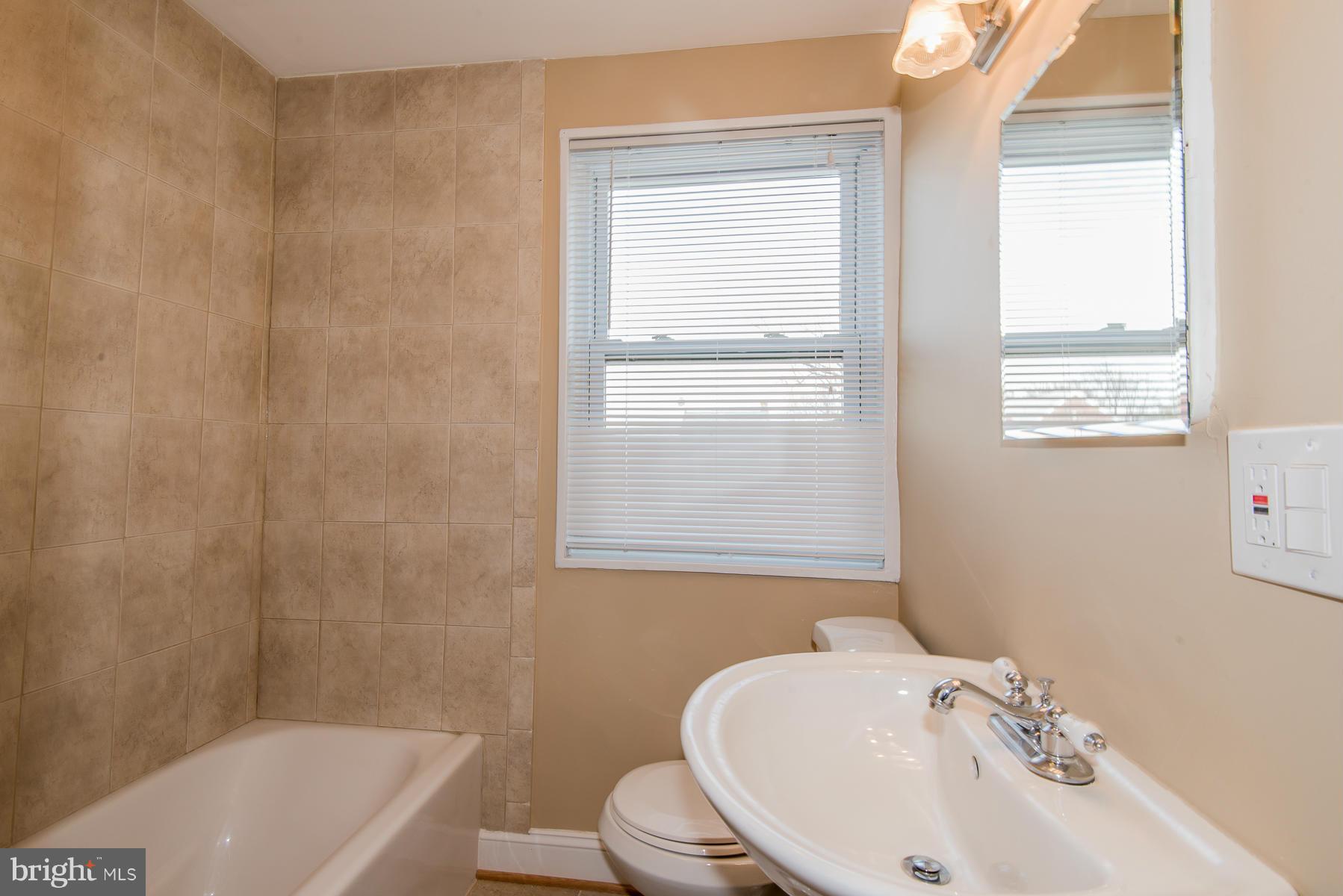 5431 Whitlock Road Baltimore, MD 21229 - Photo 12 of 28 Bath
