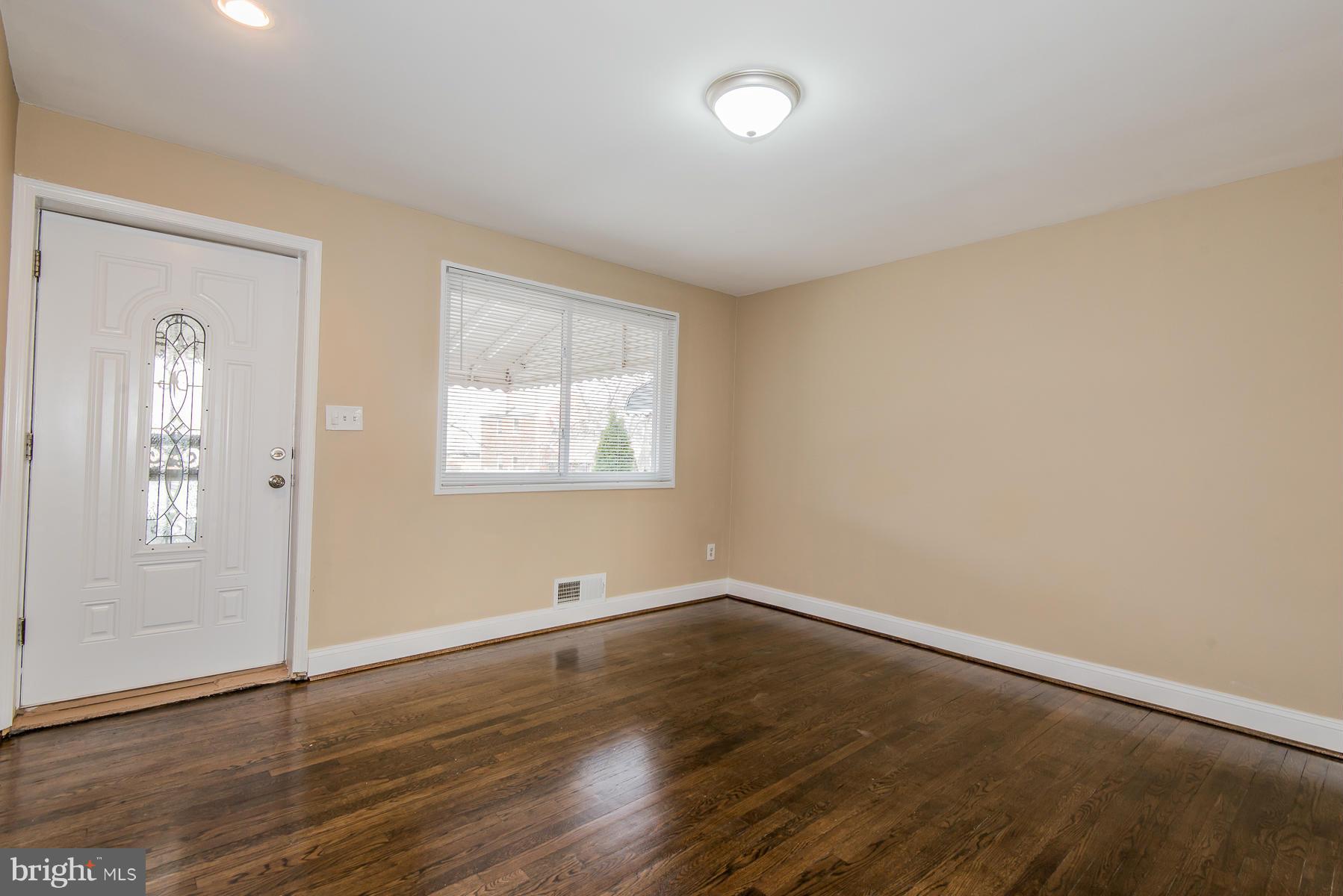 5431 Whitlock Road Baltimore, MD 21229 - Photo 3 of 28 Living Room