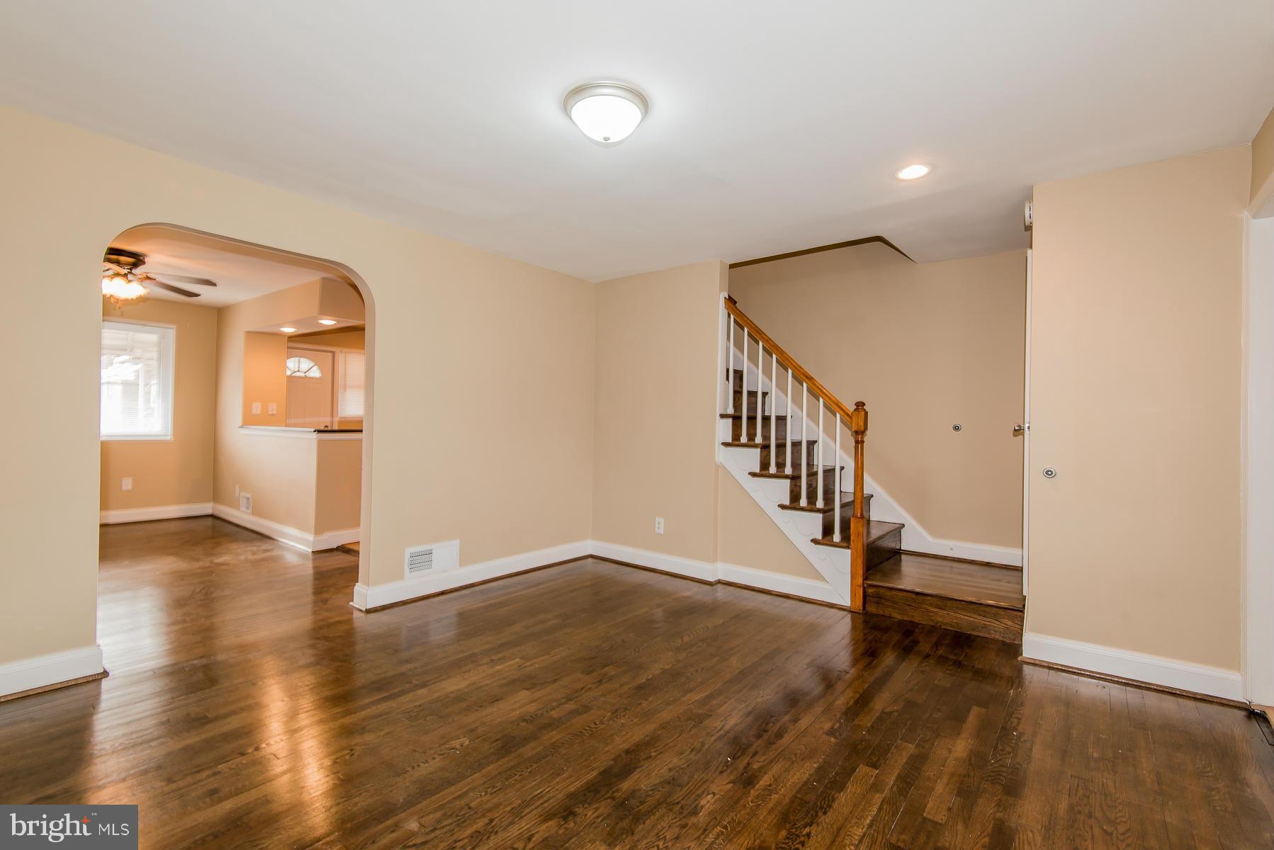 5431 Whitlock Road Baltimore, MD 21229 - Photo 4 of 28 Living Room