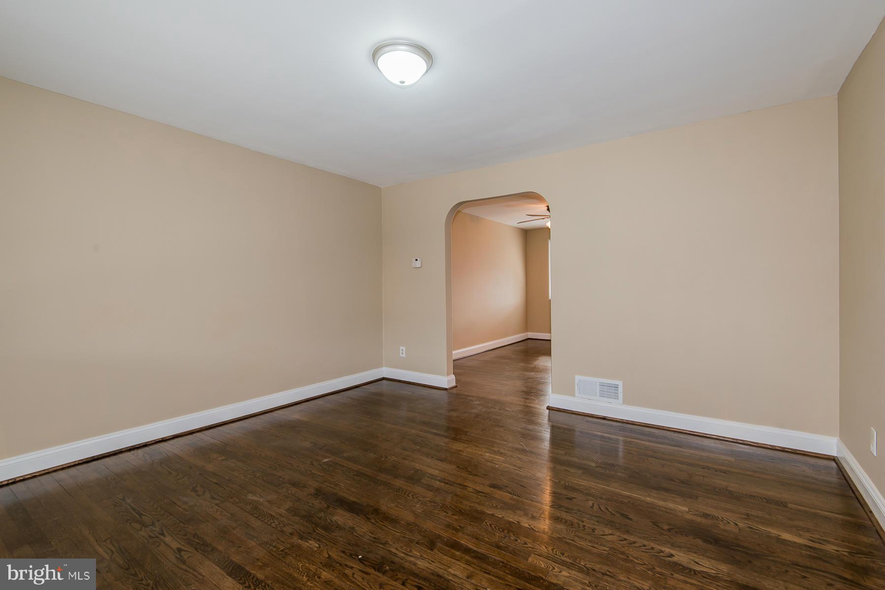 5431 Whitlock Road Baltimore, MD 21229 - Photo 5 of 28 Living Room