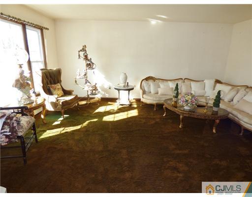 12 Sherwood Road Edison, NJ 08820 - Photo 4 of 23 a living room with furniture