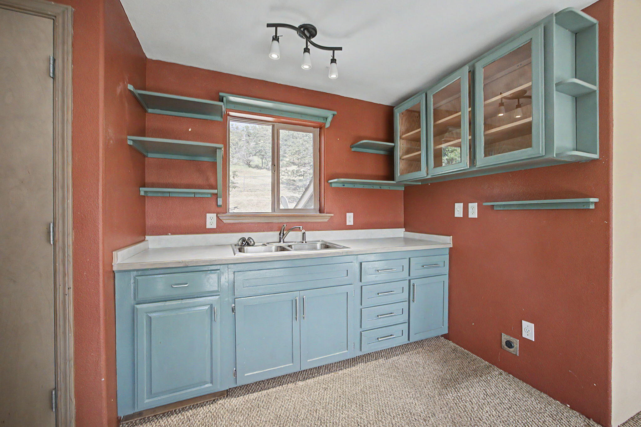 5366 Pioneer Road Medford, OR 97501 - Photo 22 of 36 Apartment with Wet Bar
