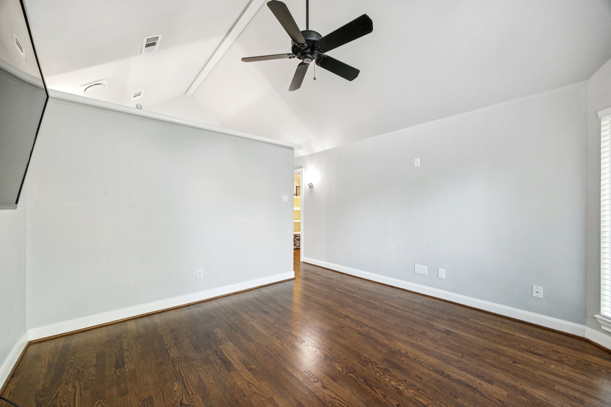 220 East 8th Street Houston, TX 77007 - Photo 18 of 35 an empty room with wooden floor and a ceiling fan