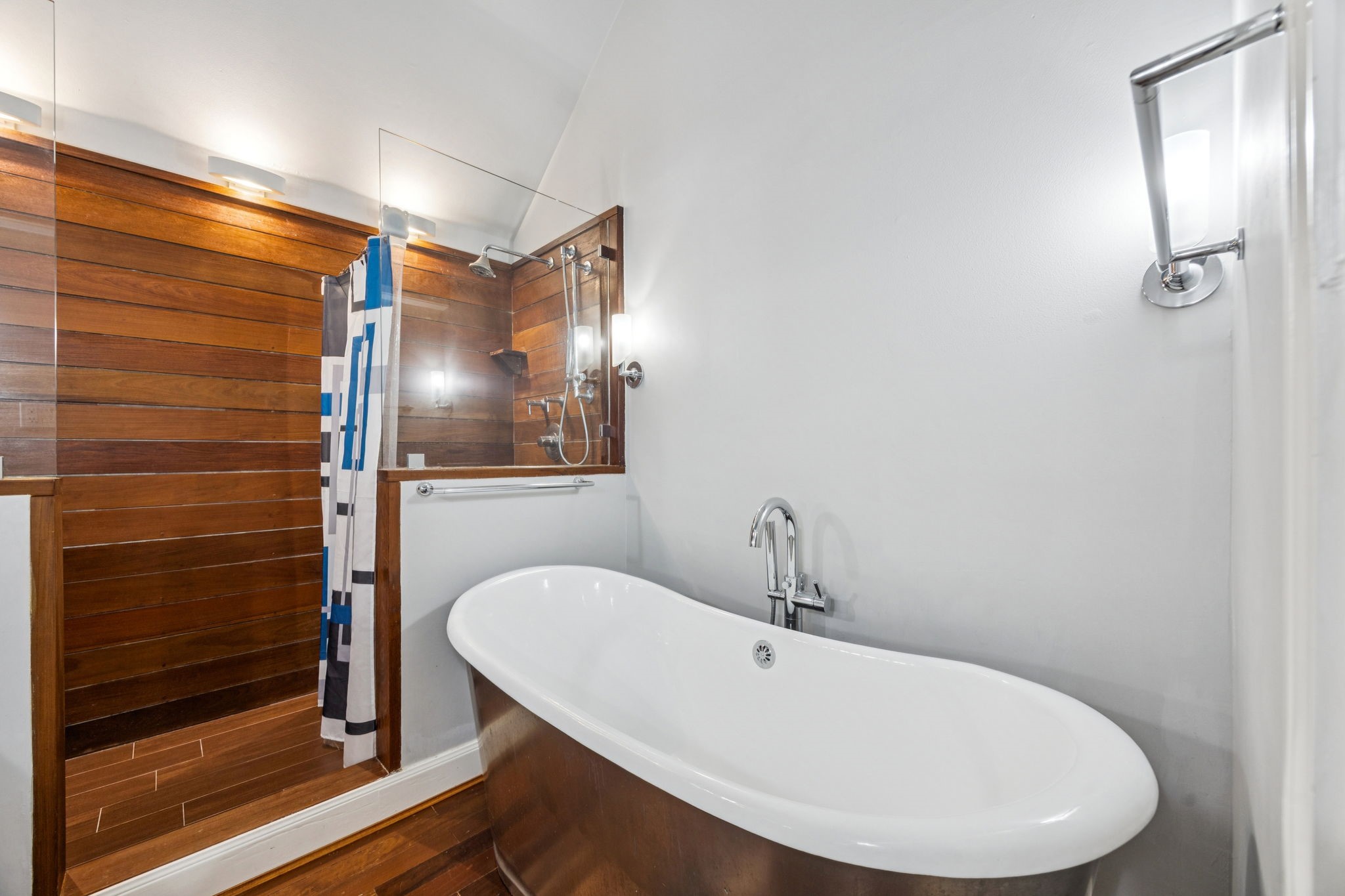 220 East 8th Street Houston, TX 77007 - Photo 20 of 35 a bathroom with a sink and mirror