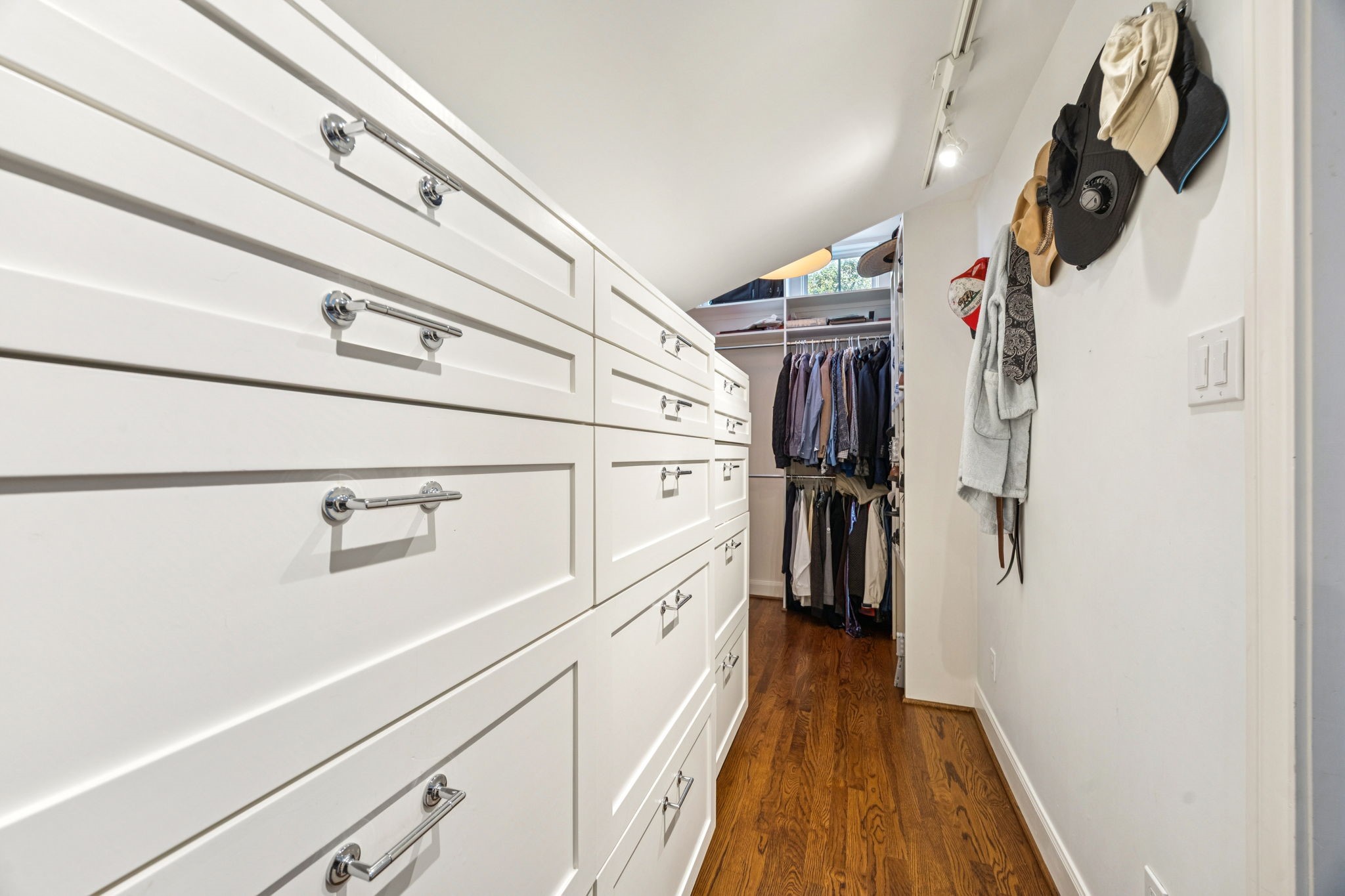 220 East 8th Street Houston, TX 77007 - Photo 21 of 35 a view of a walk in closet