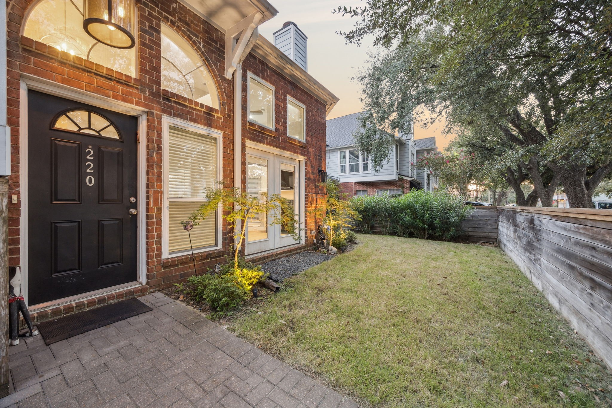 220 East 8th Street Houston, TX 77007 - Photo 25 of 35 a view of a brick building next to a yard