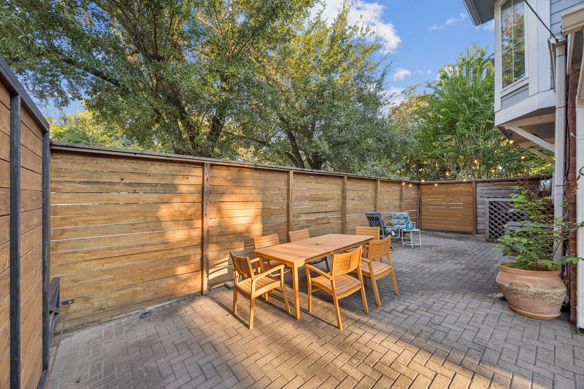 220 East 8th Street Houston, TX 77007 - Photo 29 of 35 a patio with table and chairs and potted plants