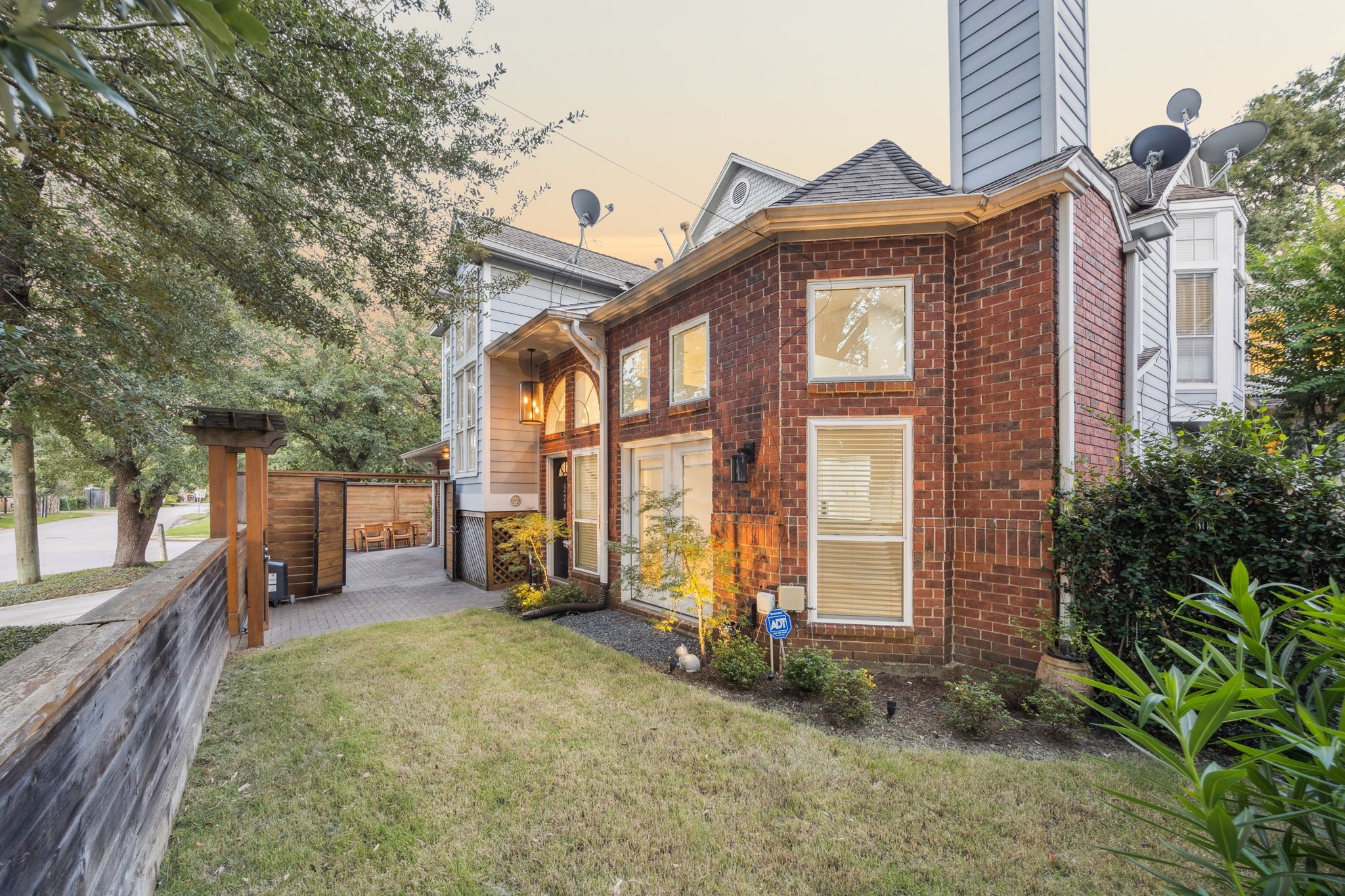220 East 8th Street Houston, TX 77007 - Photo 30 of 35 a view of a house with a porch and furniture