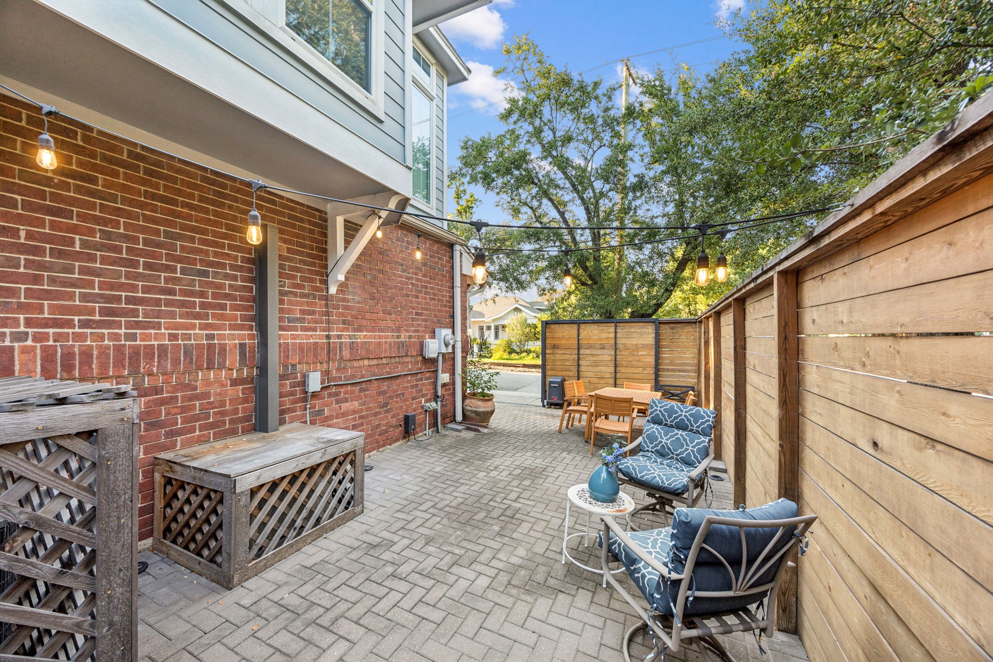 220 East 8th Street Houston, TX 77007 - Photo 32 of 35 a view of a chairs and table in the patio