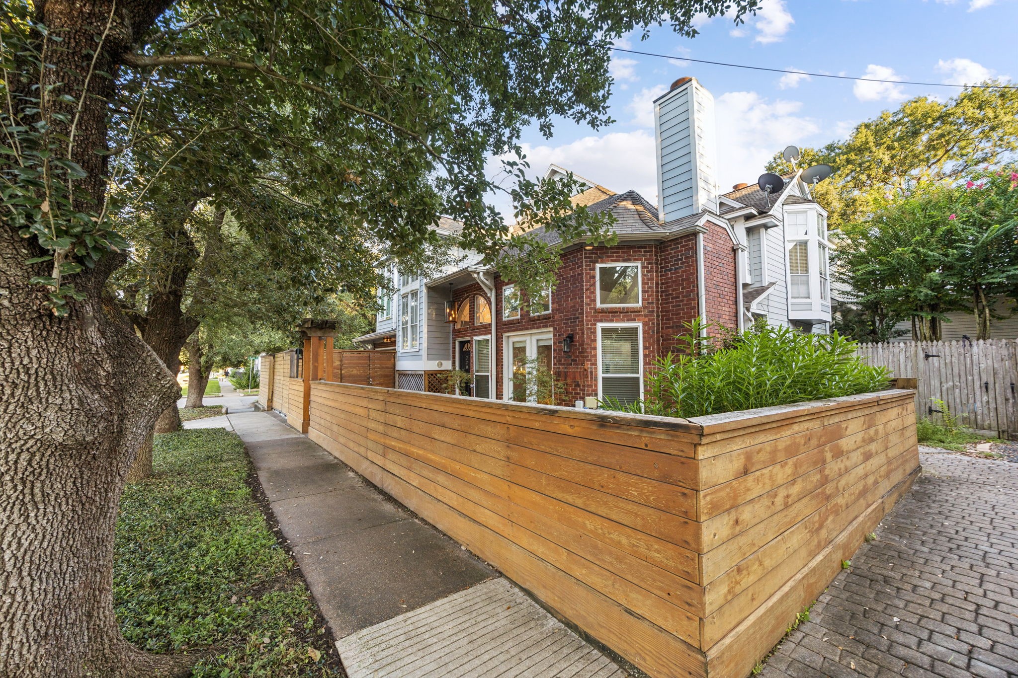 220 East 8th Street Houston, TX 77007 - Photo 33 of 35 a view of a house with large windows