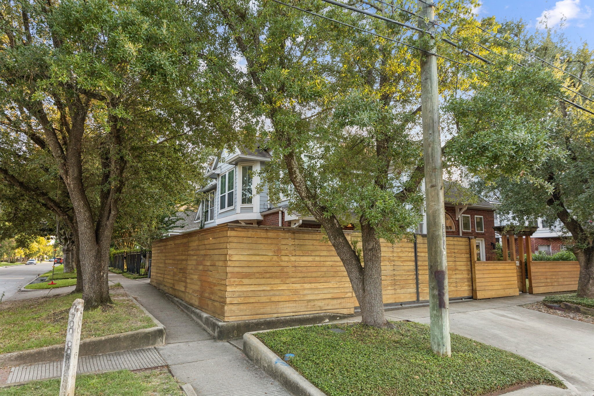 220 East 8th Street Houston, TX 77007 - Photo 34 of 35 a view of a yard with plants and trees