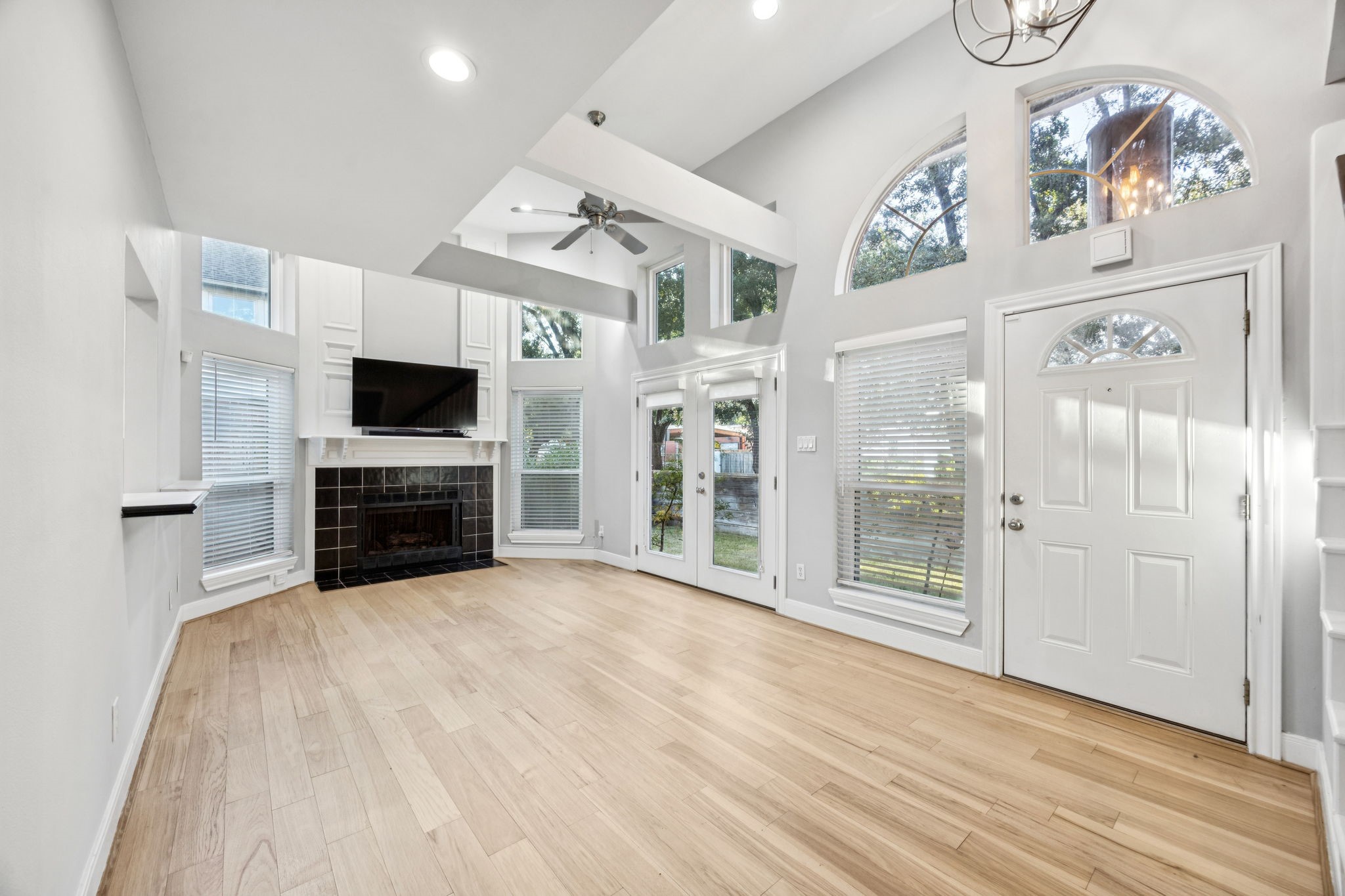220 East 8th Street Houston, TX 77007 - Photo 8 of 35 a view of kitchen with furniture and flat screen tv