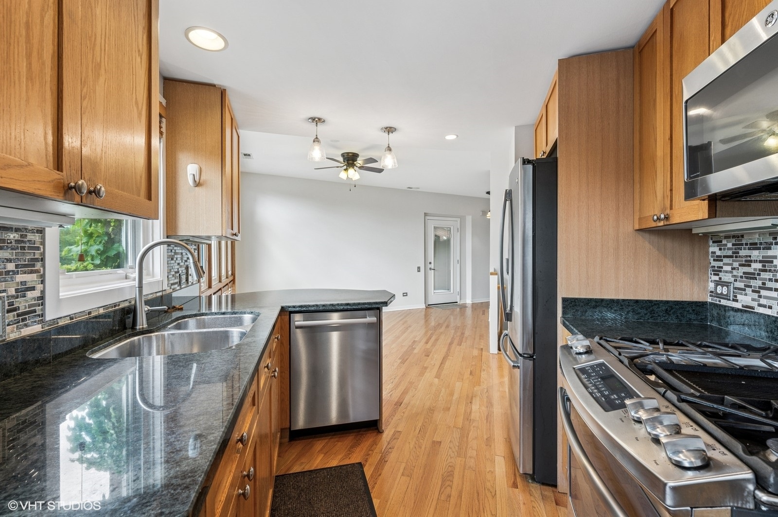 1889 Maple Avenue, Unit W10 Evanston, IL 60201 - Photo 4 of 22 a kitchen with granite countertop a sink a stove and refrigerator