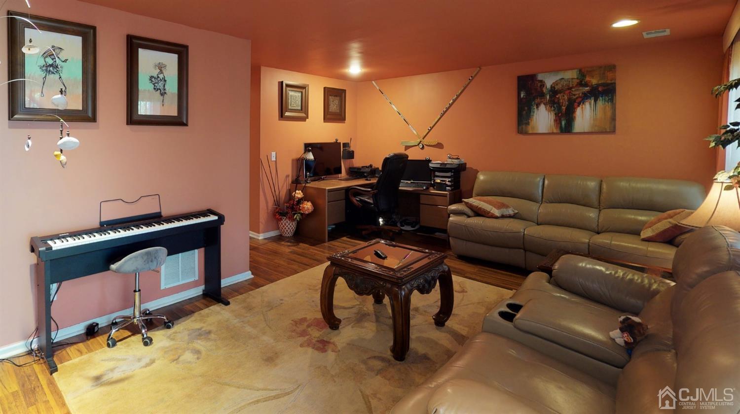 1069 Shadowlawn Drive, Unit 604 Green Brook, NJ 08812 - Photo 19 of 45 a living room with furniture