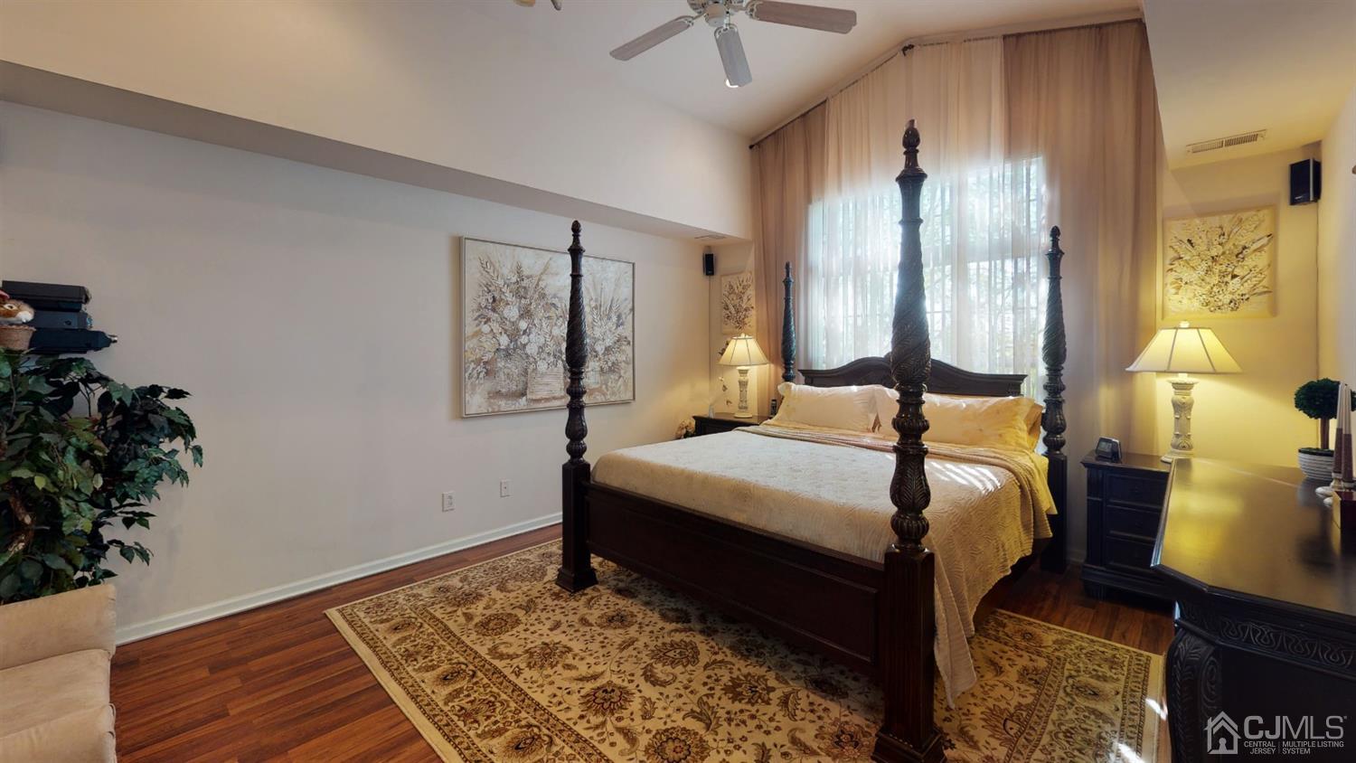 1069 Shadowlawn Drive, Unit 604 Green Brook, NJ 08812 - Photo 23 of 45 a bedroom with a bed and a potted plant