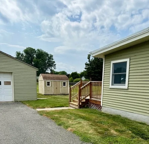 a view of a house with a yard