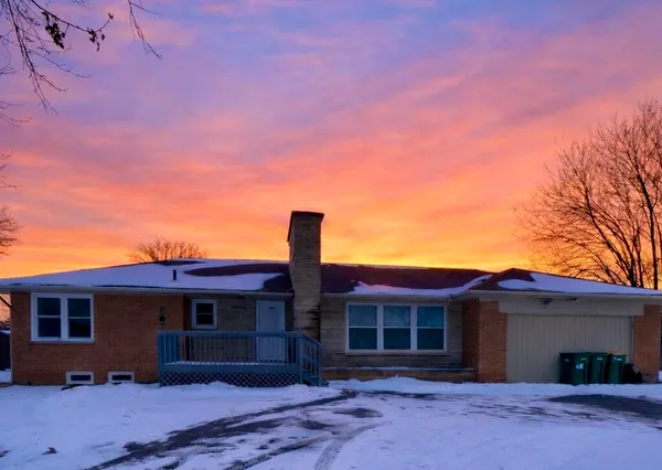 a view of a house with a backyard