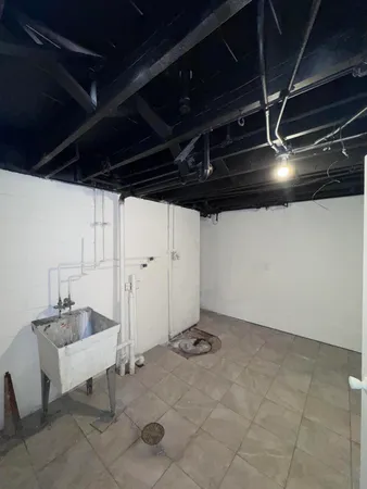 a view of livingroom with furniture