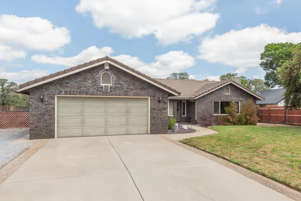 $498,000 | 390 Woodhill Drive, Redding, CA 96003