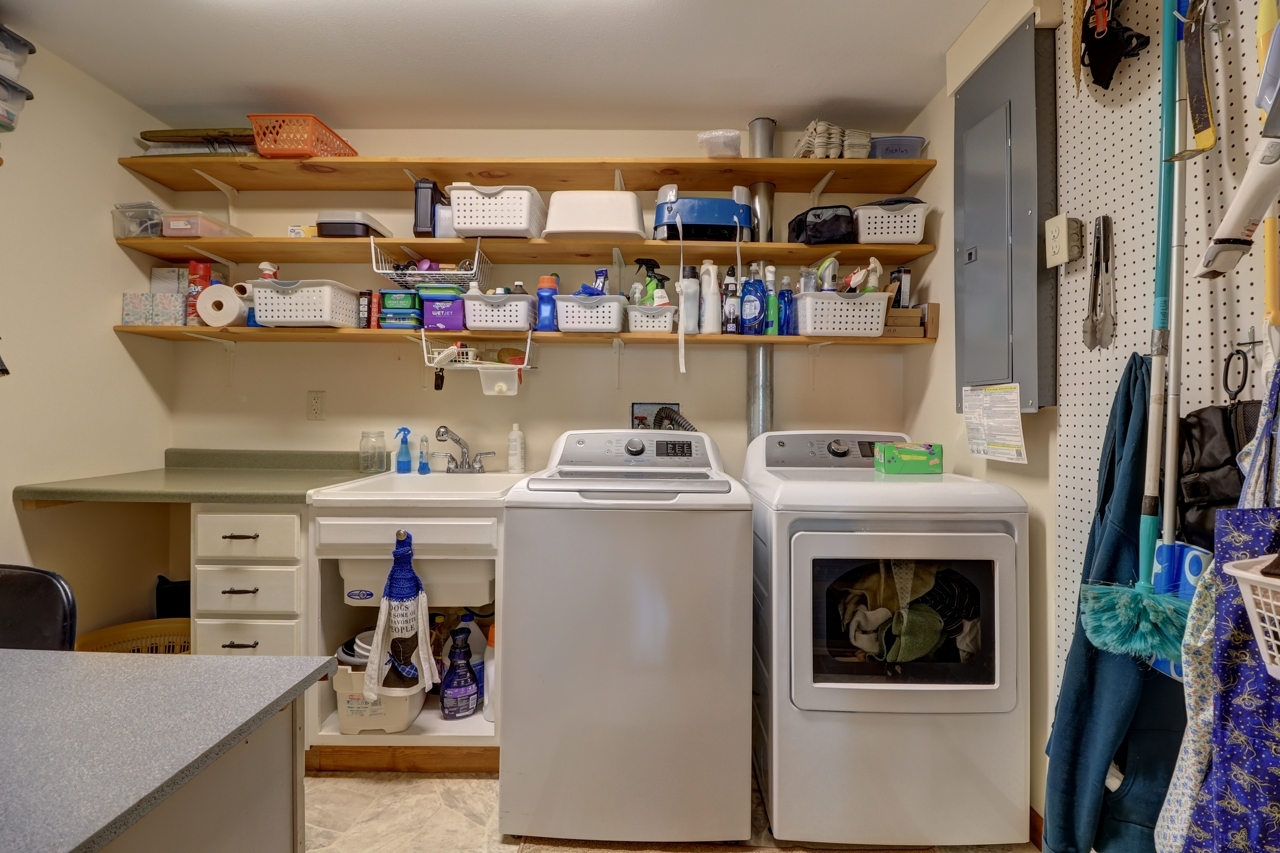 14755 Fenton Road Morrison, IL 61270 - Photo 8 of 34 a utility room with dryer and washer
