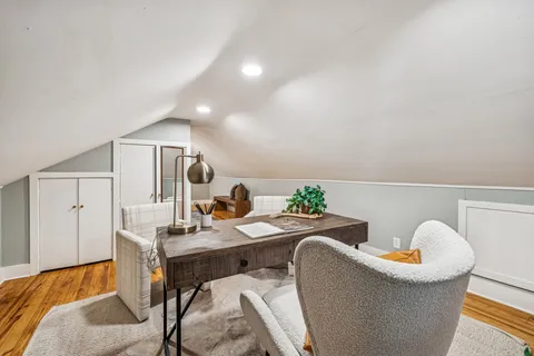 a view of livingroom with furniture