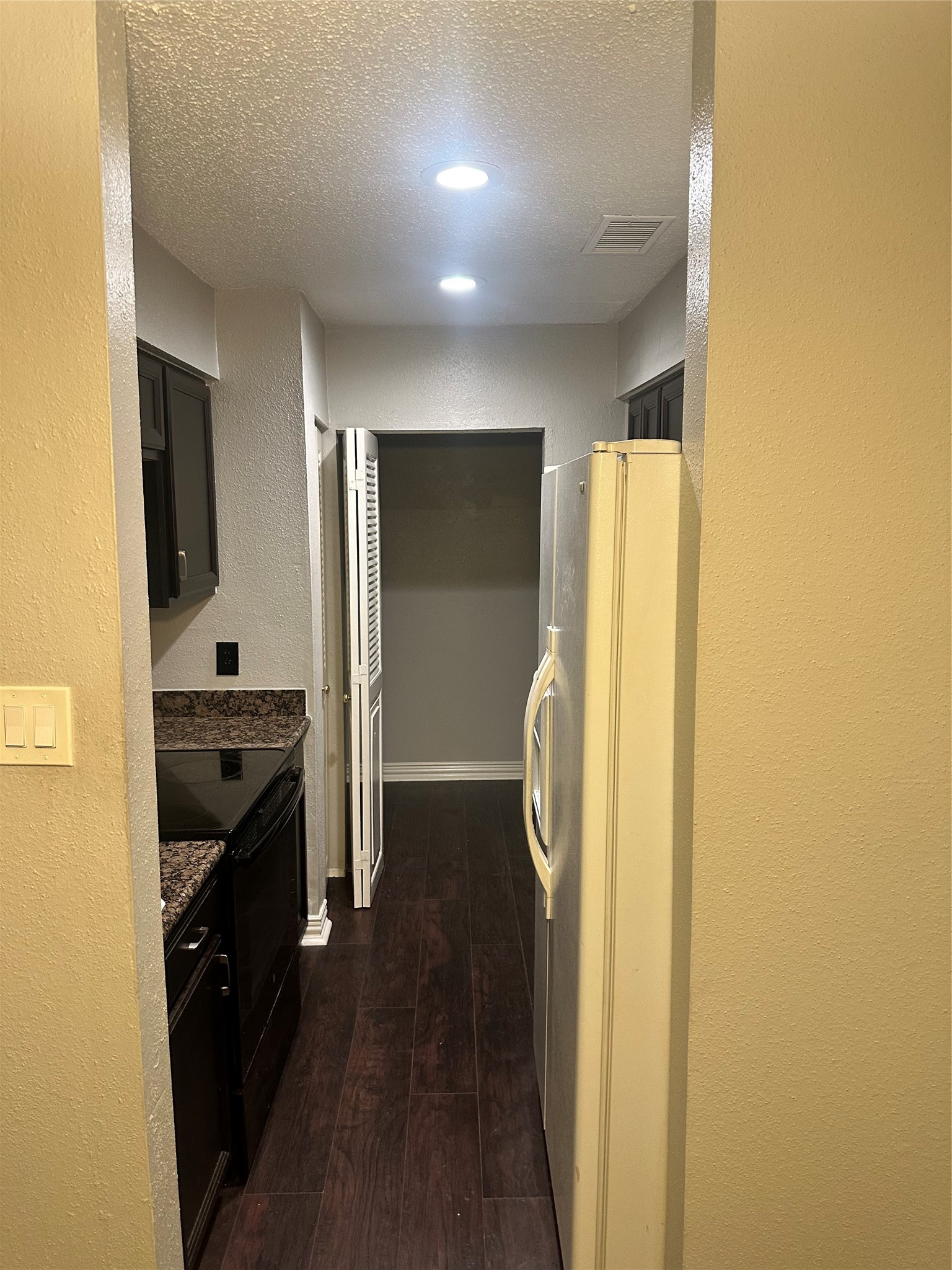 3662 Ocee Street Houston, TX 77063 - Photo 4 of 15 Kitchen