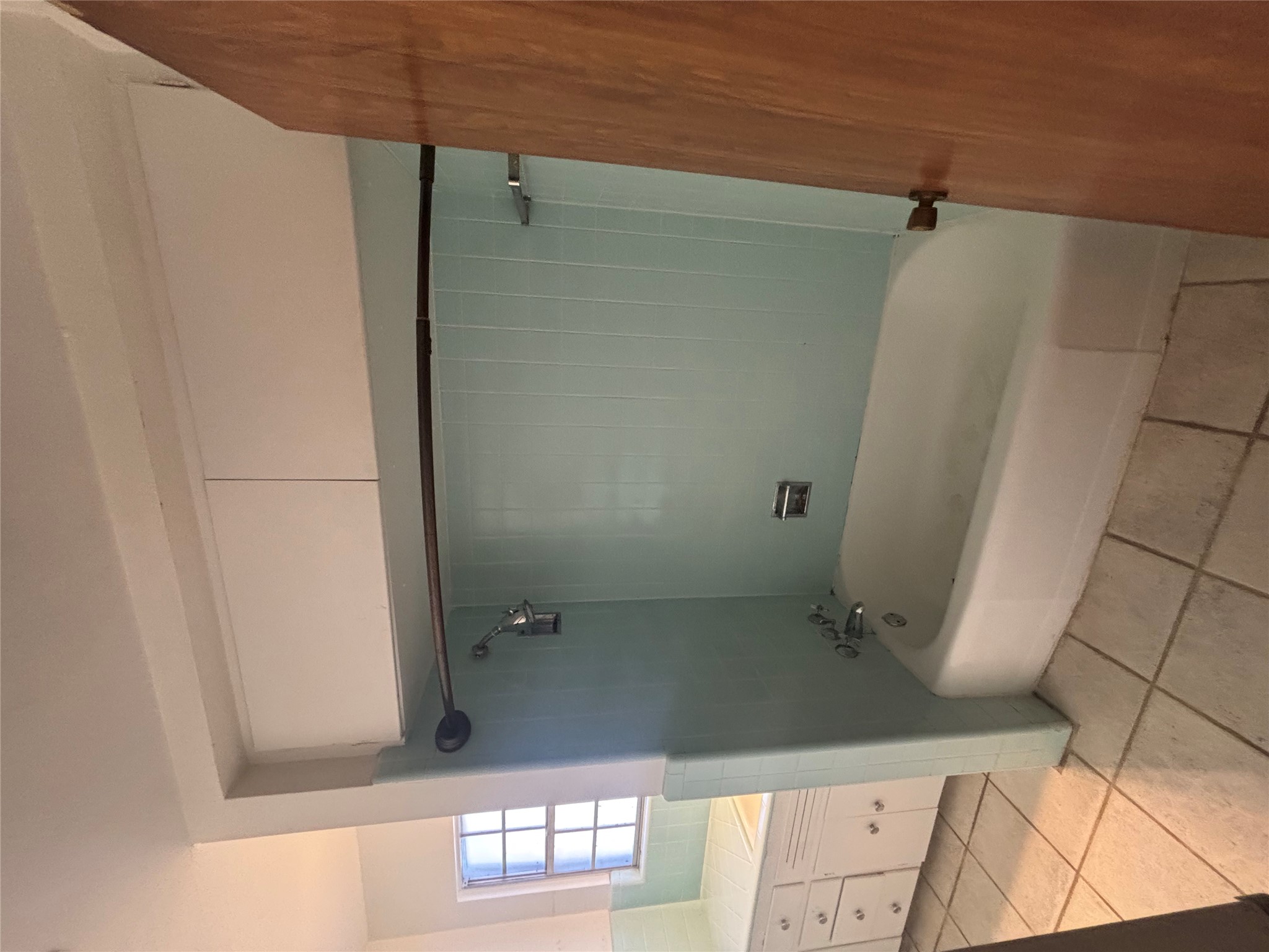 2324 Hartford Road Austin, TX 78703 - Photo 9 of 20 a bathroom with a bathtub