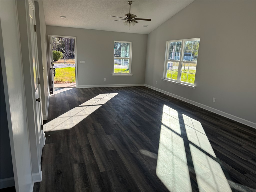 92 Ervin Street Nahunta, GA 31553 - Photo 5 of 22 Living Room / Great Room