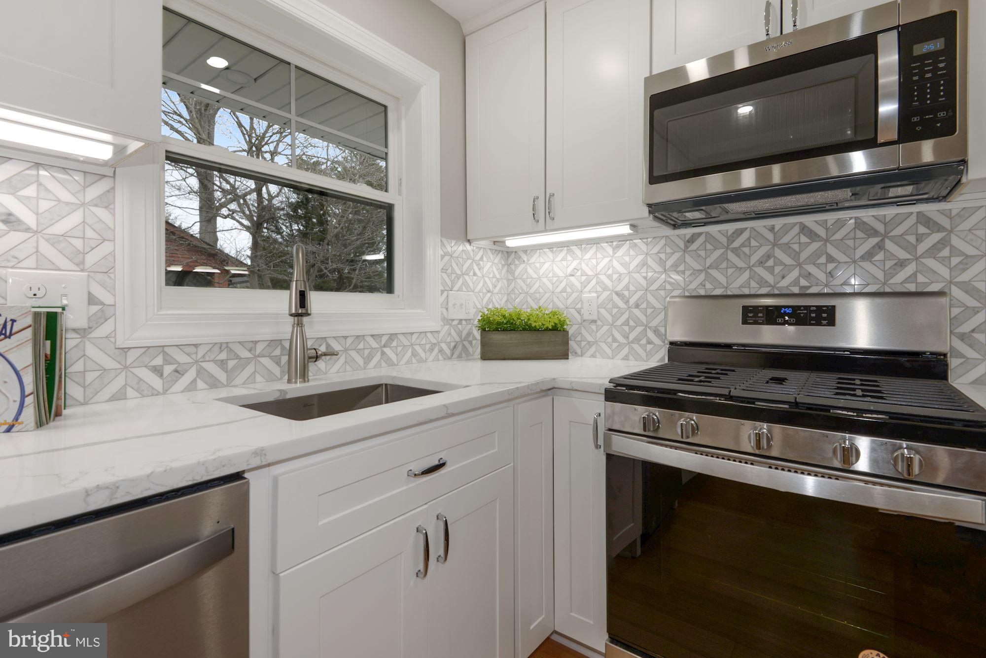 8007 Bainbridge Road Alexandria, VA 22308 - Photo 10 of 46 Polished Carrara Marble Quartz Counter Tops