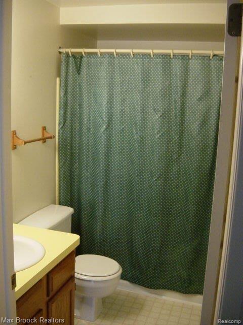 1979 Pondview Court, Unit 80 Rochester, MI 48309 - Photo 17 of 25 2nd Bedroom Bathroom