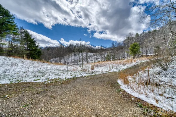 $500,000 | 292 Crow Lane, Burnsville, NC 28714