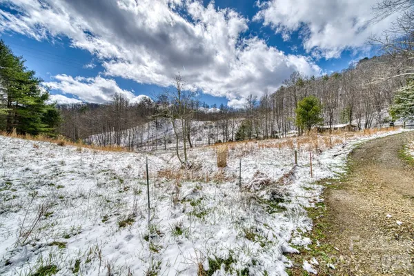 $500,000 | 292 Crow Lane, Burnsville, NC 28714