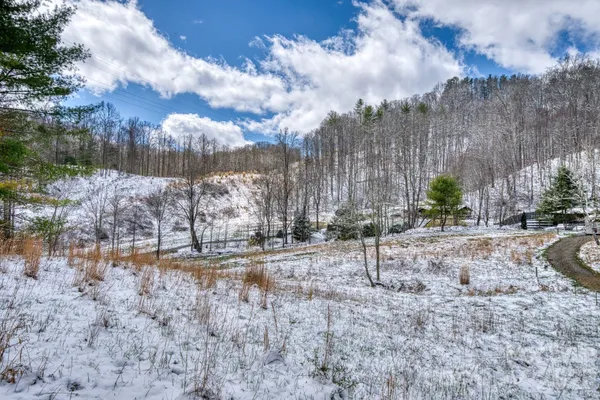 $500,000 | 292 Crow Lane, Burnsville, NC 28714