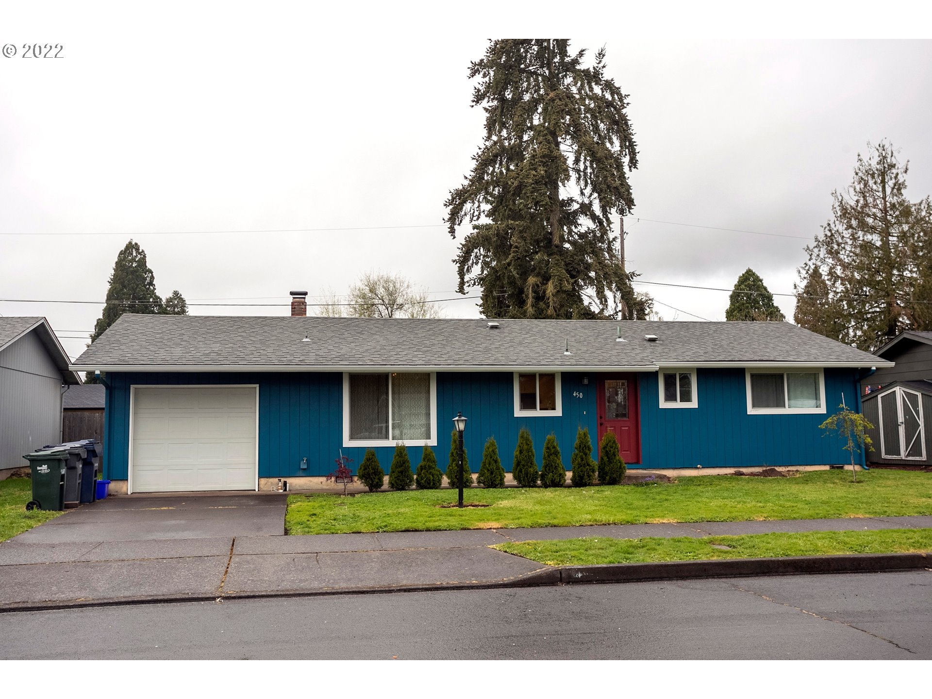 450 South 39th Place Springfield, OR 97478 - Photo 1 of 28 a front view of a house with a garden