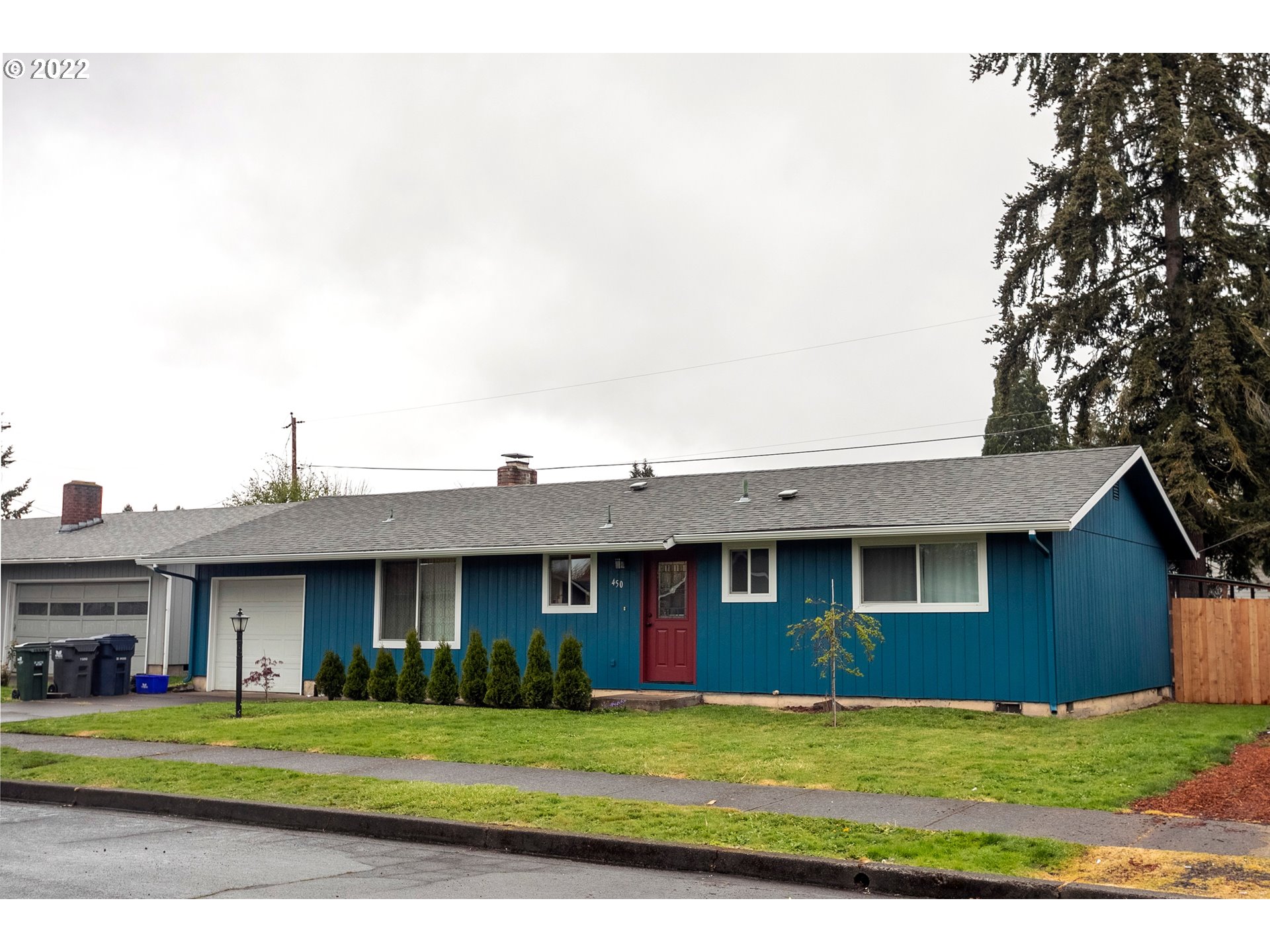 450 South 39th Place Springfield, OR 97478 - Photo 2 of 28 a front view of a house with a yard